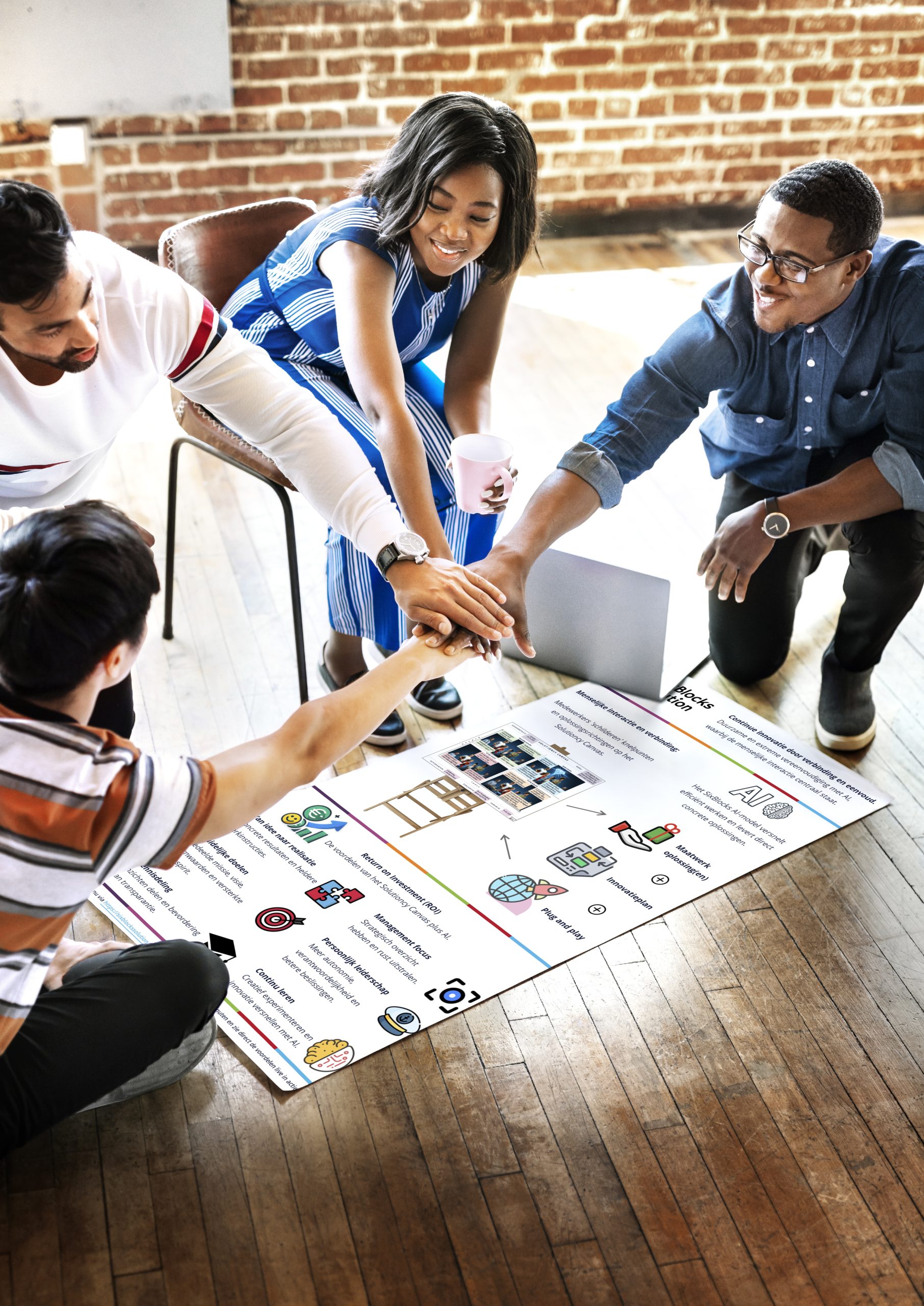 Praatplaat over het Solutioncy Canvas concept met focus op menselijke interactie, AI-oplossingen en Return on Investment. Twee mannen en twee vrouwen discussiëren over de voordelen van maatwerkoplossingen en innovatief leiderschap tijdens een informele zakelijke bijeenkomst.
