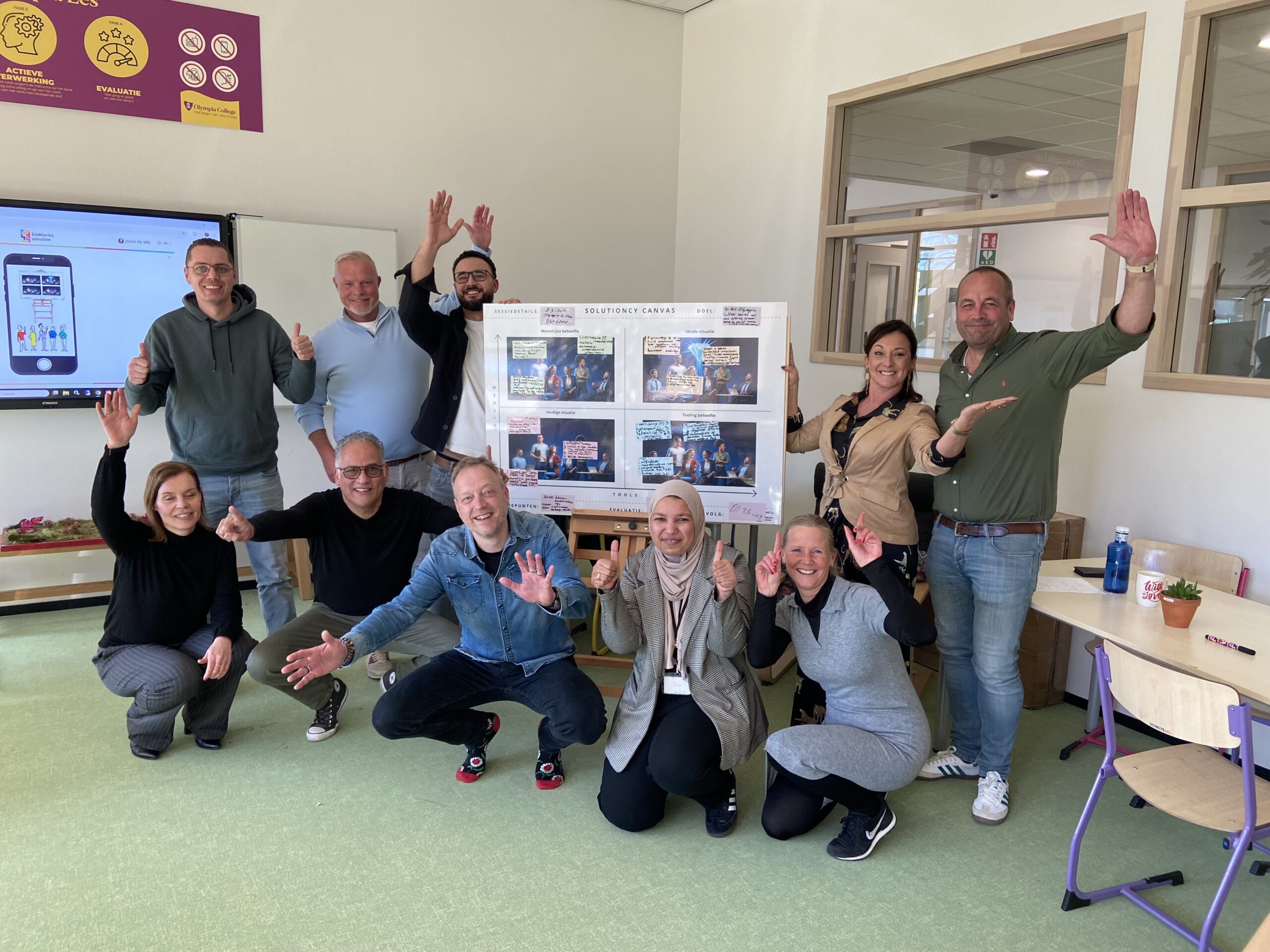 Professioneel team werkt samen aan een business case met behulp van het Solutioncy Platform op een computer, in een kantooromgeving met de Solutioncy Canvas zichtbaar op de achtergrond.