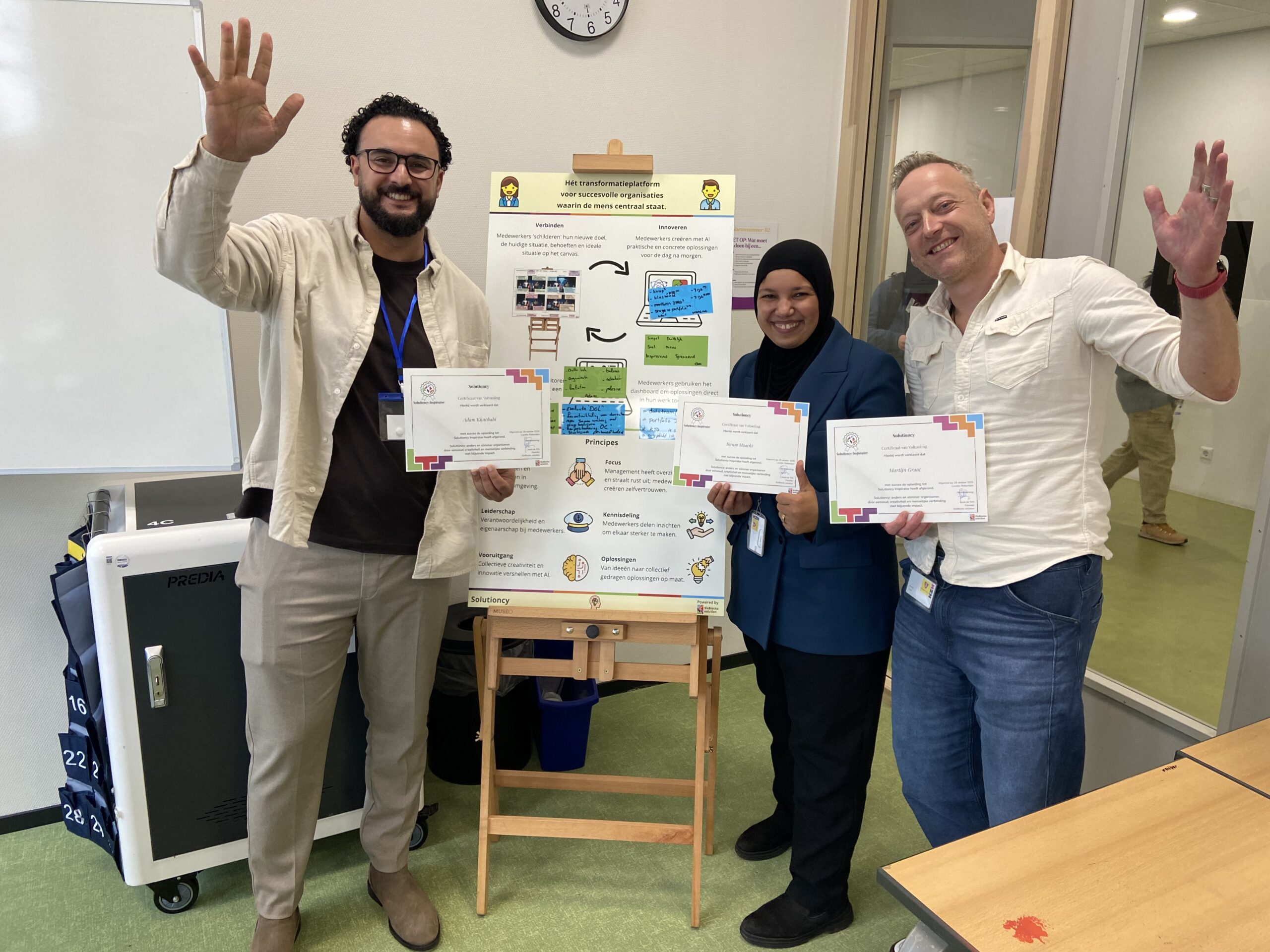 Professioneel team werkt samen aan een business case met behulp van het Solutioncy Platform op een computer, in een kantooromgeving met de Solutioncy Canvas zichtbaar op de achtergrond.